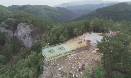 Kazdağlarında aşırı sıcaklar nedeniyle camı çatlayan Şahinderesi Cam Seyir Terası ziyarete kapatıldı