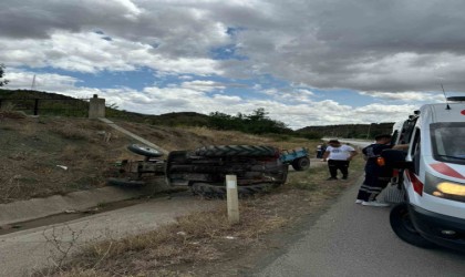 Kontrolden çıkan traktör devrildi, sürücü yaralandı