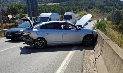 Köprü üzerinde iki otomobil kafa kafaya çarpıştı: 1 hafif yaralı