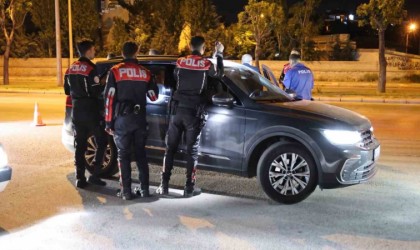 Kurusıkı tabancayla yakalandı, polis otosundaki yeri beğenmedi: “Arkaya gerek var mı?”