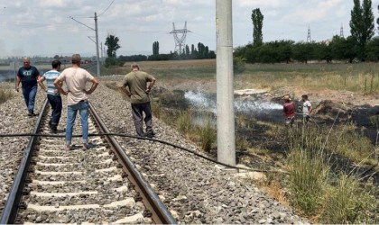 Kütahyada demir yolu hattında anız yangını