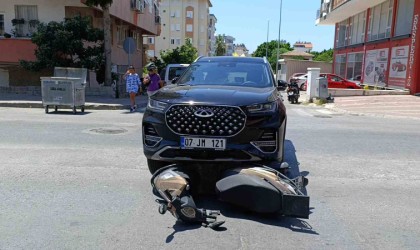 Lüks cipin çarptığı motosikletli ölümden döndü