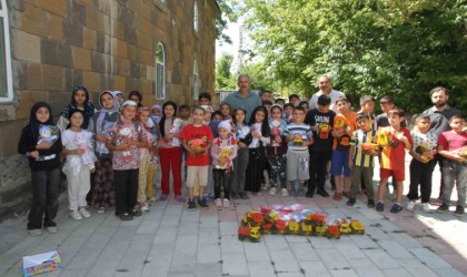 Mahalle muhtarından Kuran kursu öğrencilerine oyuncak sürprizi