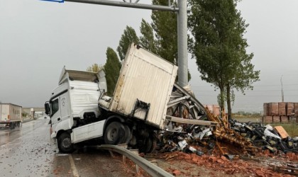 Makaslayan tırın dorsesi hurdaya döndü: Sürücü yara almadan kurtuldu