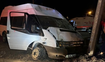 Mardinde minibüs aydınlatma direğine çarptı: 1 yaralı