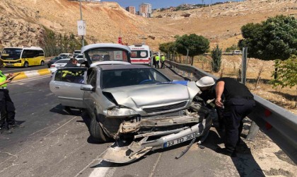 Mardinde otomobil demir bariyerlere çarptı: 6 yaralı