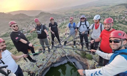 Merhum Ertaşın Gönül Dağına dağcılar Türk Bayrağı dikti