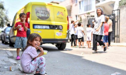 Mersinde çocuklara limonlu dondurma ikram ediliyor