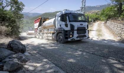 Mersinde kırsal mahallelerde yol yapım çalışmaları sürüyor