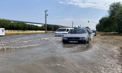 Mersindeki sağanak araç trafiğini de olumsuz etkiledi