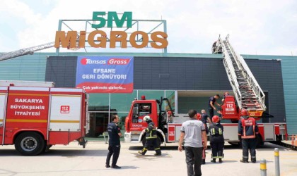 Migrosun çatısında korkutan yangın: Dumanlar bölgeyi kapladı, göz gözü görmedi