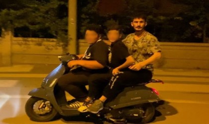 Motosiklette 2si çocuk 3 kişinin tehlikeli yolculuğu kamerada