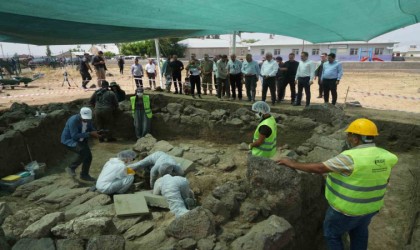 Muş Valisi Çakır, Malazgirtte yürütülen kazı çalışmalarını inceledi