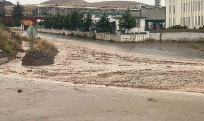 Nevşehirde sağanak yağış sele neden oldu