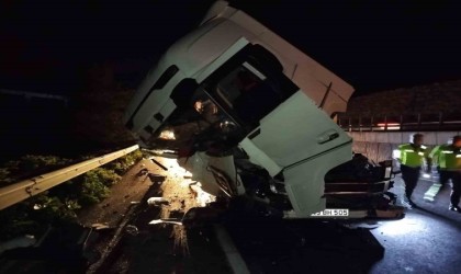 Önünde seyreden araca çarpan tırın sürücüsü yaralandı