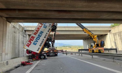 Osmaniyede kamyon köprüden düştü: 1 ölü