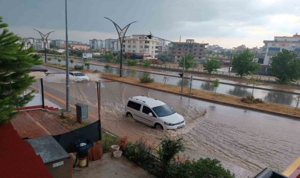 Osmaniyede sağanak ve fırtınada sokaklar göle döndü