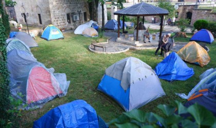 Otellerde yer bulamayan güreş sevdalıları, cami havlularında çadırlarda uyudu