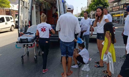 Otomobil, yola fırlayan turist çocuğa çarptı