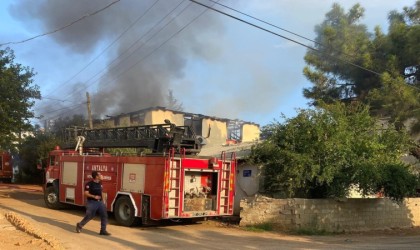 Pazar alışverişine giden baba ve oğlunun evleri küle döndü