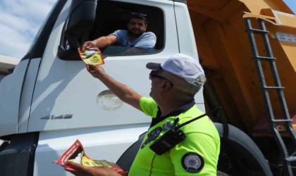 Polis ekipleri tır ve motosiklet sürücülerine bilgilendirici broşür dağıttı