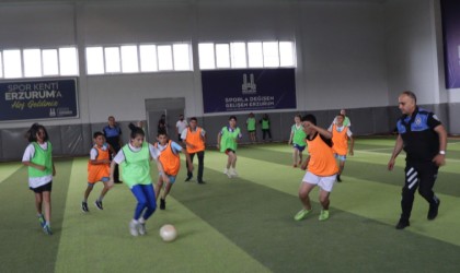 Polis Erzurumda çocuklarla futbol oynadı, evleri ziyaret etti