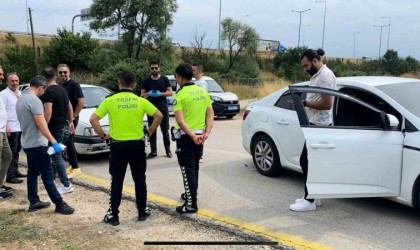 Polis, uygulamadan kaçan aracın peşine düştü: Kaçarken uyuşturucu madde attılar