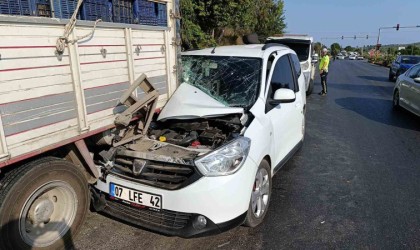 Portakal yüklü kamyona ‘ok gibi saplanan araç güçlükle bulunduğu yerden çıkarıldı