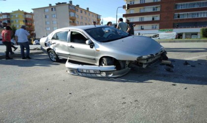 Refüje çarpan otomobilin sürücüsü yaralandı