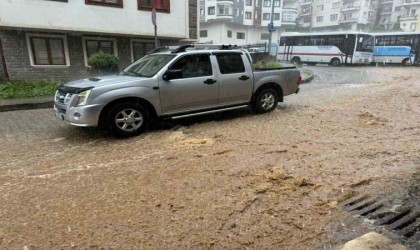 Rizede sağanak yağış hayatı olumsuz etkiliyor