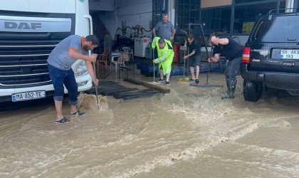 Sağanak sonrası sanayi sitesinde işyerlerini su bastı