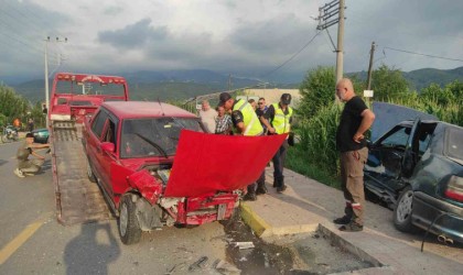 Sakaryada iki otomobil çarpıştı: 1i ağır 3 yaralı