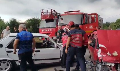 Sakaryada iki Tofaş kafa kafaya çarpıştı: 3 yaralı