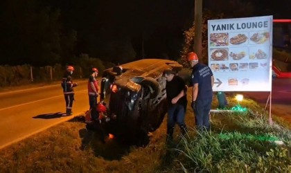 Sakaryada turistleri gezdiren minibüs kanala devrildi: 1 yaralı