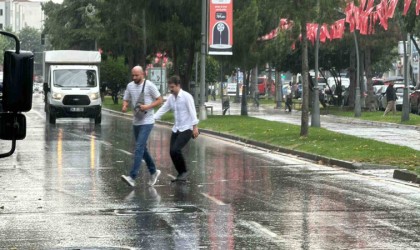 Sakaryada yağmura hazırlıksız yakalananlar ıslanmaktan kaçamadı