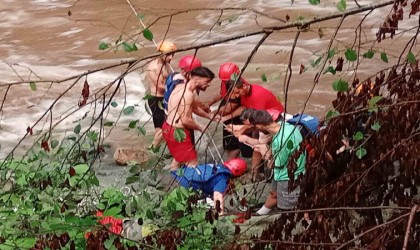 Serinlemek için girdikleri derede su seviyesi yükselince kayalar üzerinde mahsur kaldılar