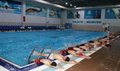 Sıcaktan bunalan çocuklar belediye havuzlarında serinliyor