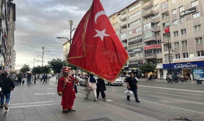 Sivas caddelerinde bir yeniçeri, Avrupaya böyle tepki gösterdi