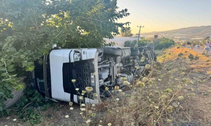 Talaş yüklü tır şarampole devrildi: 2 yaralı