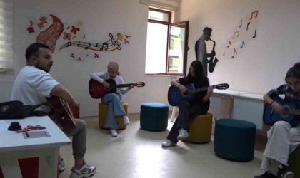 Tatvan Gençlik Merkezindeki gitar kursu yoğun ilgi görüyor