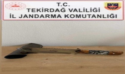 Tekirdağda kasatura bıçağı ve silah ele geçirildi