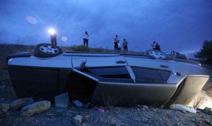 Terasa takılan otomobil onlarca metre yükseklikten düşmekten kurtuldu: 7 yaralı