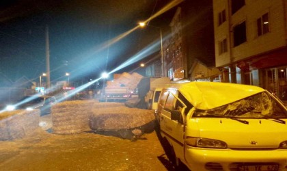 Tırdaki saman balyaları park halındaki araçların üzerine düştü