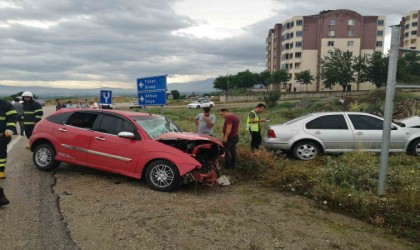 Tokatta otomobiller çarpıştı: 3 yaralı