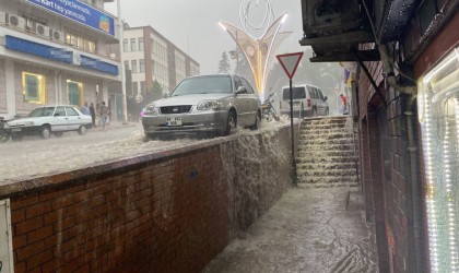 Tokatta yollar nehre döndü, ceviz büyüklüğünde dolu yağdı