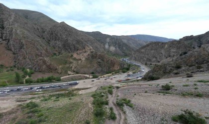 Tortumda heyelan: Erzurum-Artvin karayolu trafiğe kapandı