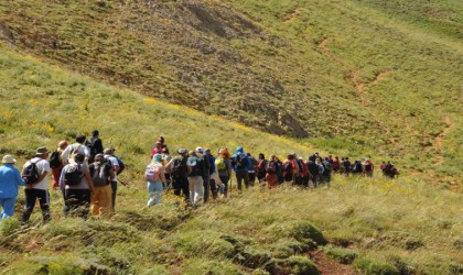 Tuncelide doğa harikası krater gölüne gezi