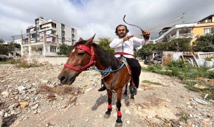 Türk filmlerinden çıkmışçasına sokaklarda atıyla gezen Hataylı Kara Murat, nostalji yaşatıyor