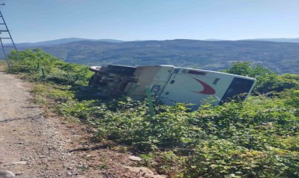 Türkelide servis otobüsü devrildi