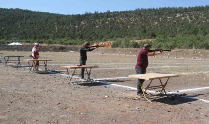 Türkiyenin atış tutkunları av tüfeği üretiminin merkezi Huğluda buluştu